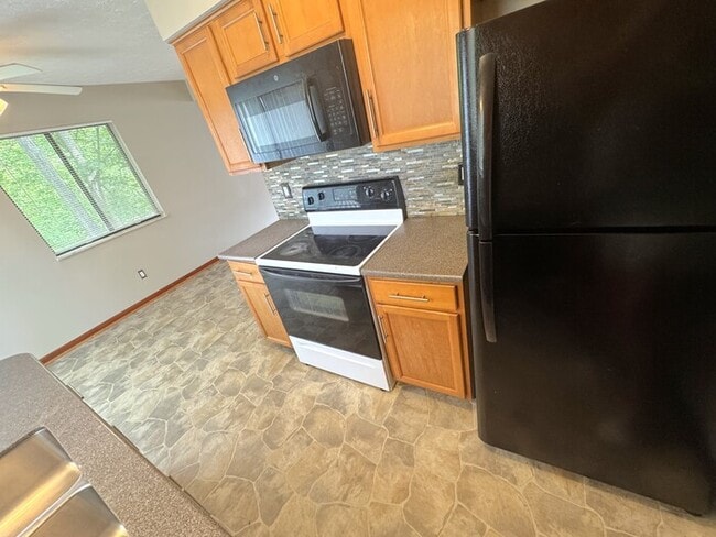 Building Photo - 3090 Highcliff Ct