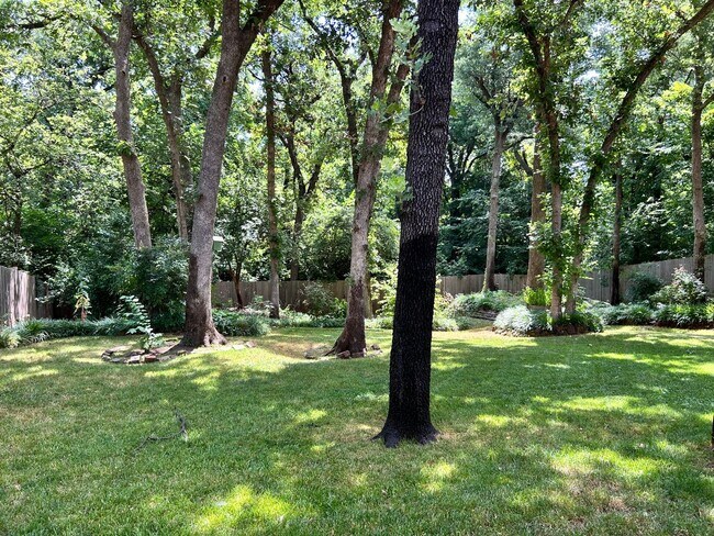 Building Photo - AVAILABLE SEPTEMBER 10TH Charming 4 bed 2....