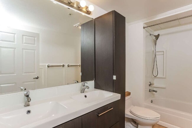 Building Photo - Belltown Condo with Utilities, Parking & Amenities Included