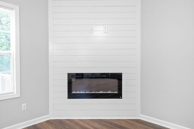 Building Photo - 4 Bedroom Home For Rent Near Downtown Clarksville!