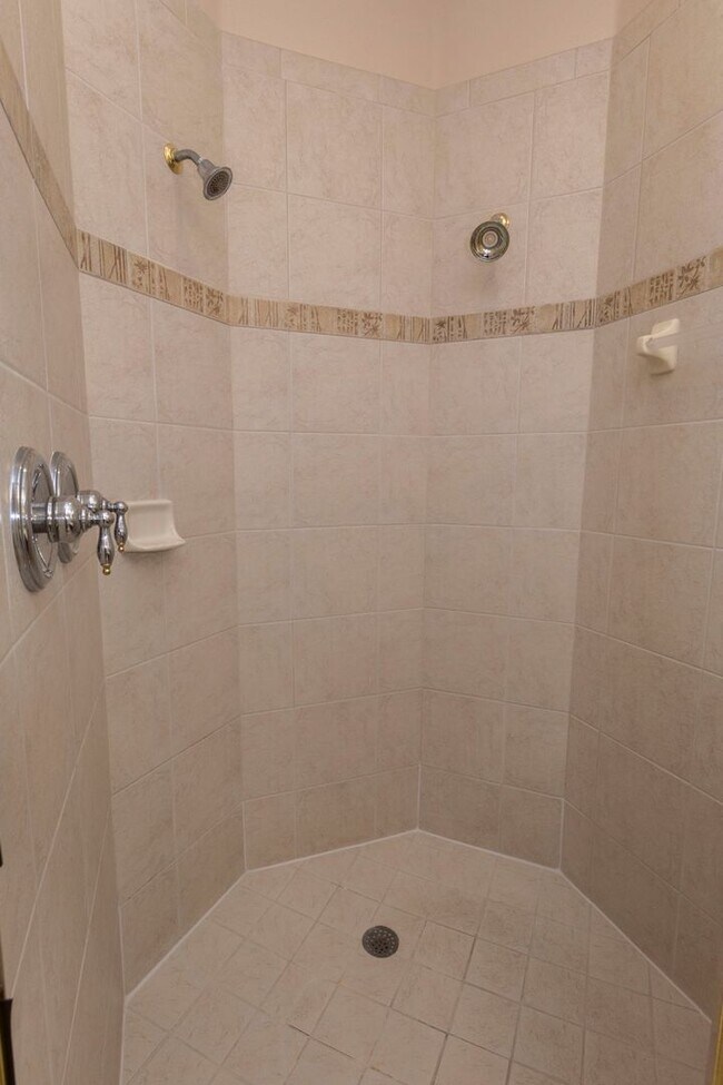 Building Photo - BEAUTIFUL 5 Bedroom/4 Bath Home Located in...