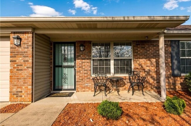 Building Photo - 3BR/2BR Home For Rent - Fenced Back Yard w...