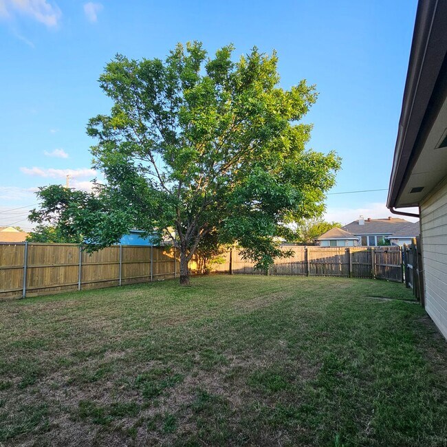 Building Photo - 1402 Sheppard Ln