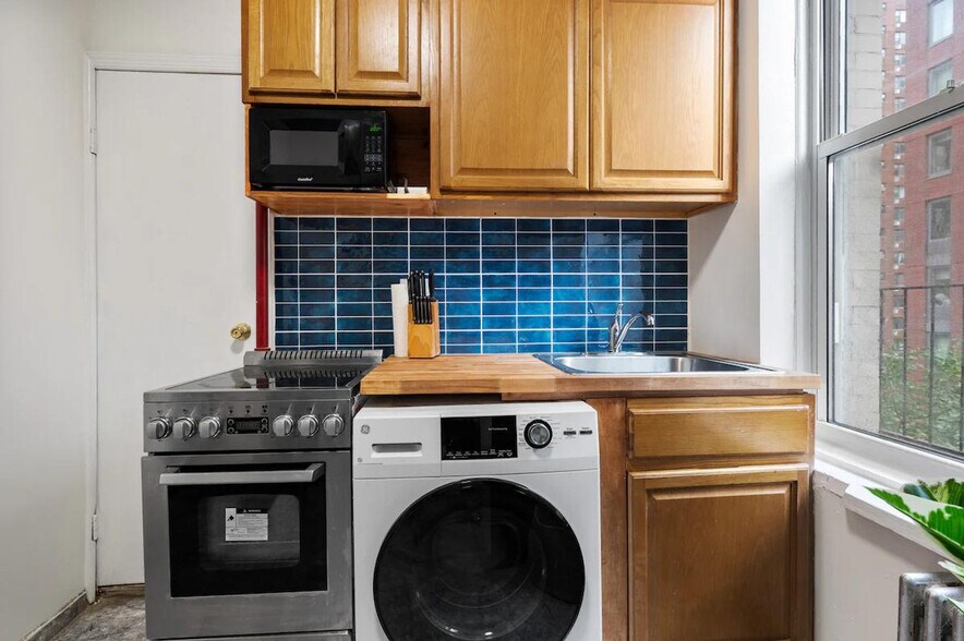 Building Photo - 1762 2nd Ave