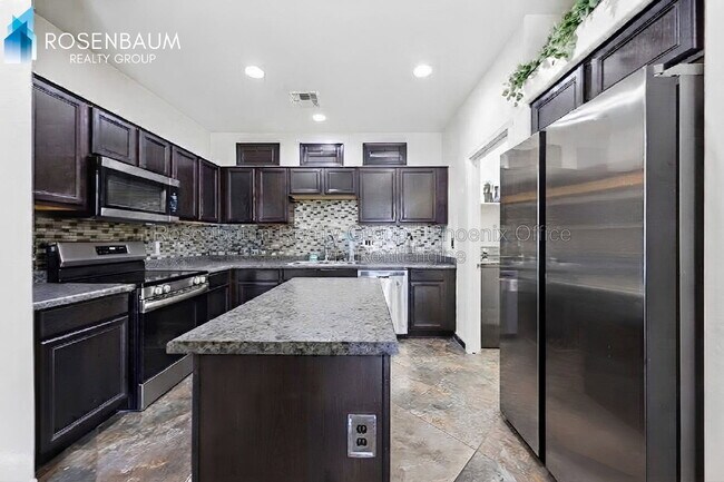 Building Photo - 9336 S 33rd Dr