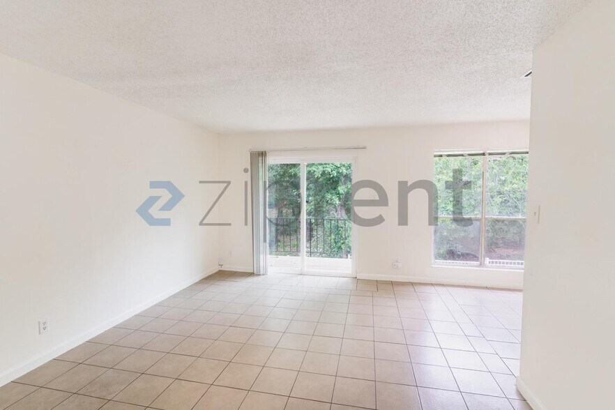 Building Photo - Unit D