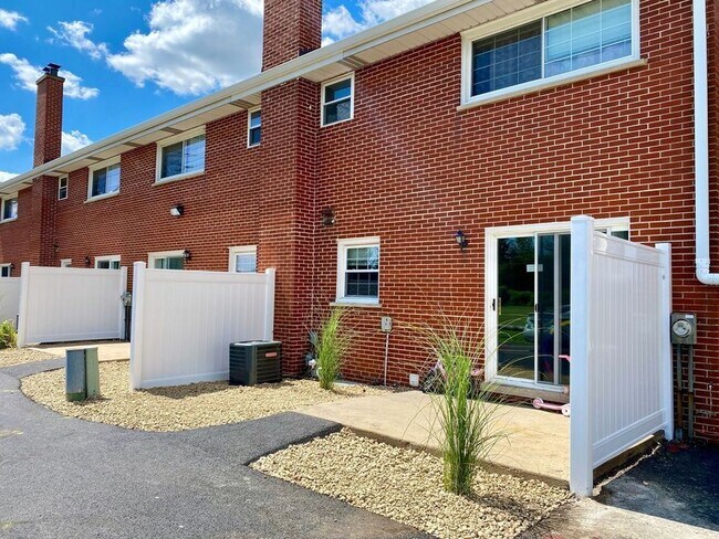 Building Photo - 3025 Lynn Ct