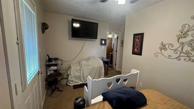Building Photo - 204 Crest Dr
