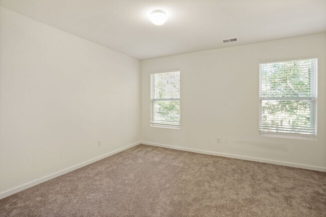 Building Photo - 3 Bedroom Townhome Conveniently Located in Little River