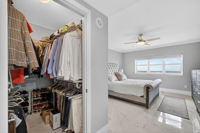 Building Photo - 2650 Lake Shore Dr