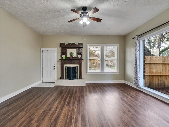 Building Photo - 414 N Avenue C