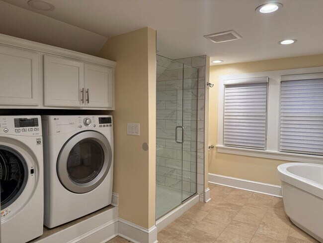 Building Photo - 146 E Park Dr