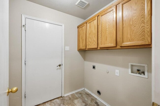 Building Photo - 100 Oak Hollow Ln