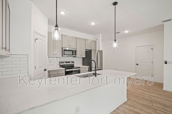 Building Photo - 625 SE 13th Pl