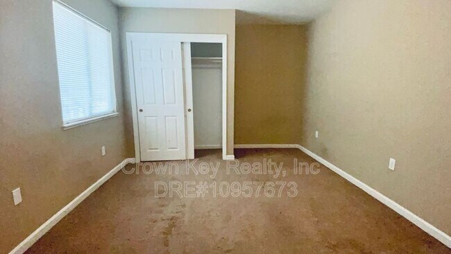 Building Photo - 87 E 7th St