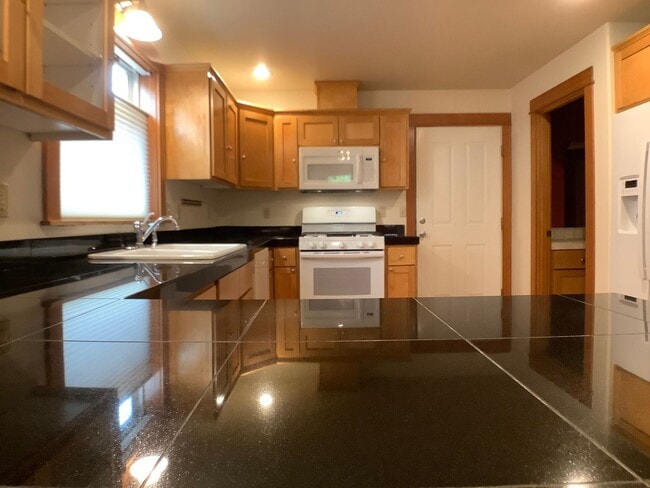 Building Photo - Three bed home with Den/Office in beautifu...