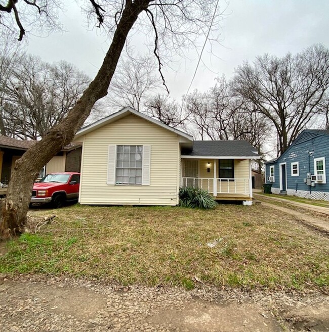 Primary Photo - Renovated 2 Bedroom 1 Bath Home Available ...