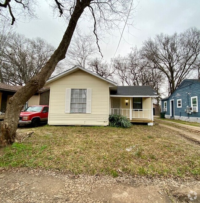 Building Photo - Renovated 2 Bedroom 1 Bath Home Available ...