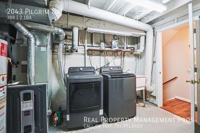 Building Photo - 2043 Pilgrim Dr