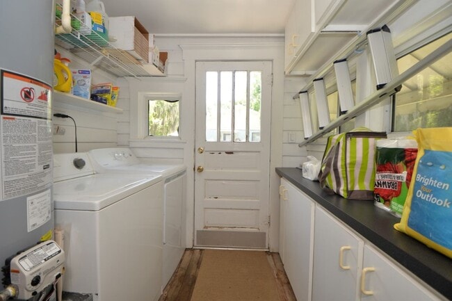 Building Photo - 2 Bedroom, 1 Bath -  Colonial Town