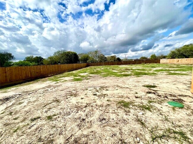 Building Photo - 9508 Quaker Ct