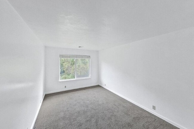 Building Photo - Spacious 4-Bedroom Home with Stunning Hilltop Views in Fortuna, CA