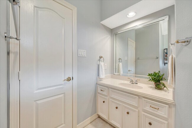 Building Photo - 2421 Baycrest Dr