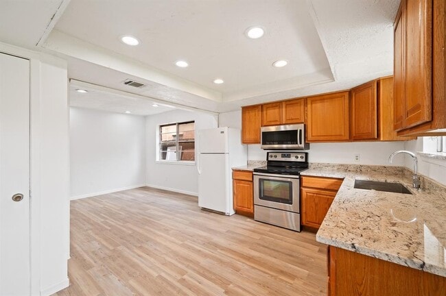 Building Photo - 13910 New Village Ln