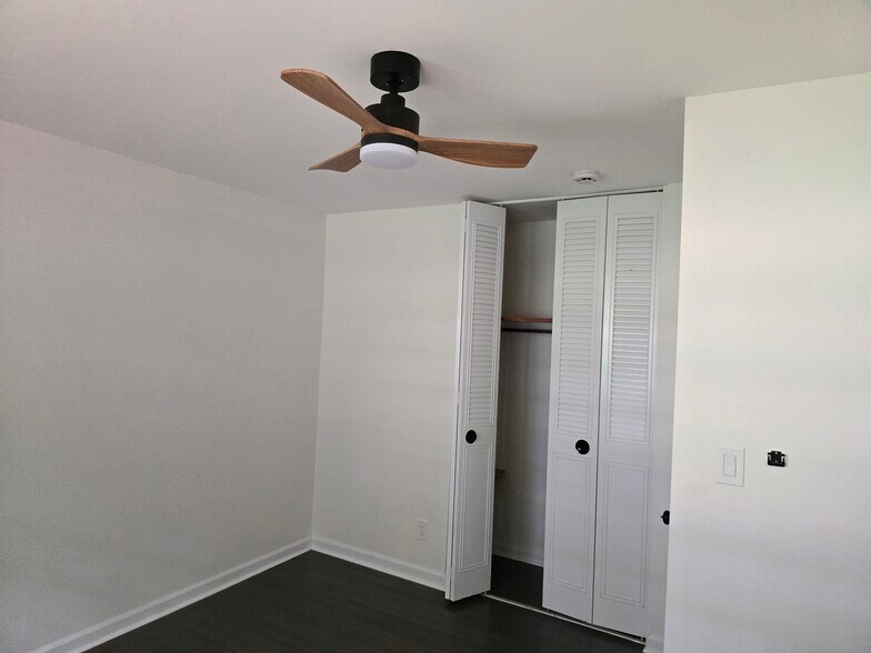 Building Photo - 2401 Winshire Dr