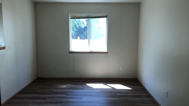 Building Photo - 305 NW Parr Dr