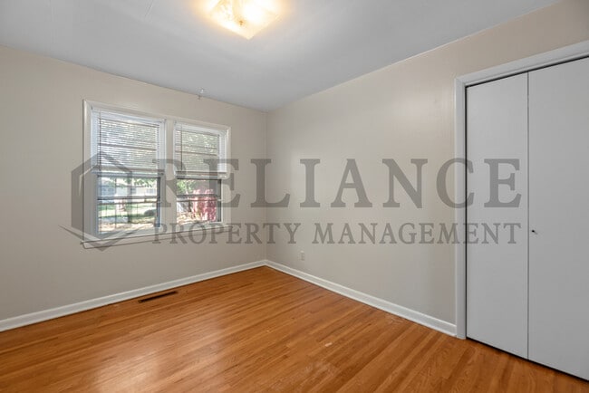 Building Photo - 921 S Royal Rd