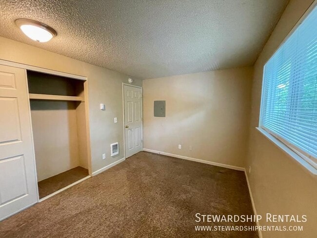 Building Photo - 2 bedroom apartment in Salem!