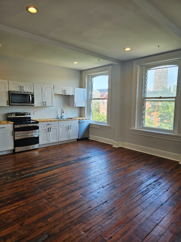 Building Photo - 2116 N Charles St