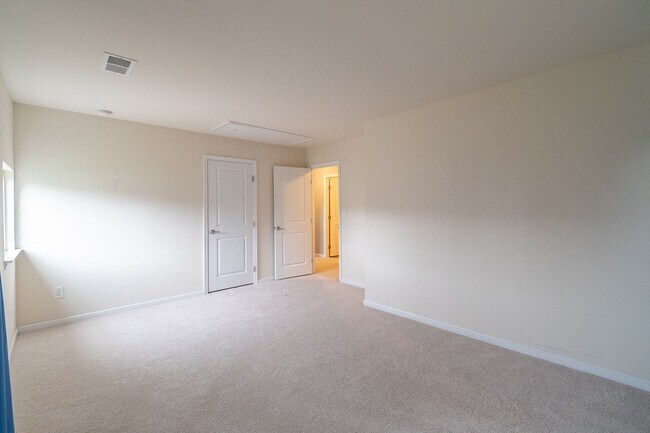 Building Photo - Spacious 4-Bedroom Home with Sunroom, Deck...