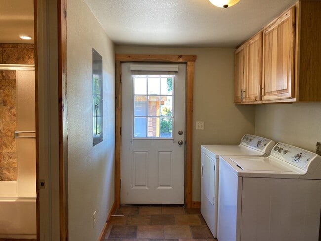 Building Photo - Updated Old Town 3 Bed 2 Bath Home w/ fenced yard and 1 car garage