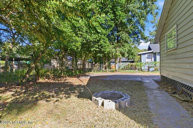 Building Photo - 533 W 18th St