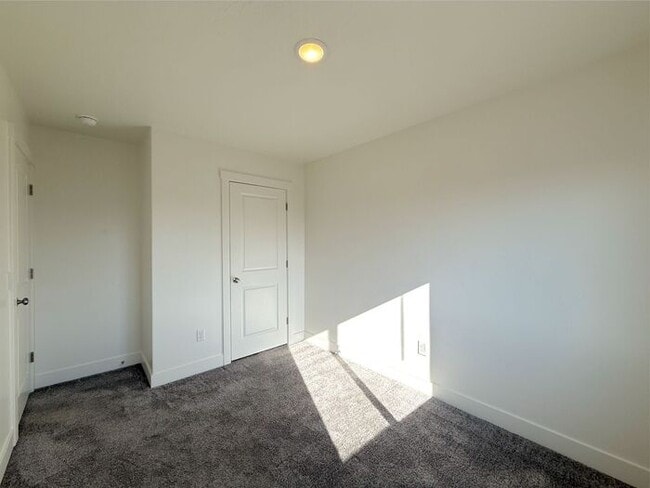 Building Photo - 4 Bed, 2.5 Bath home with 2 Car Garage