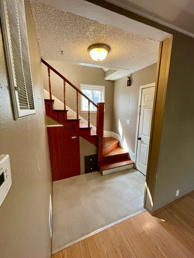 Building Photo - 3 Bedroom 2 Bathroom Home in Fantastic Location