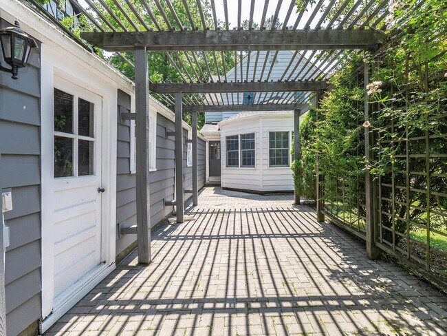 Building Photo - 221 Manhasset Ave
