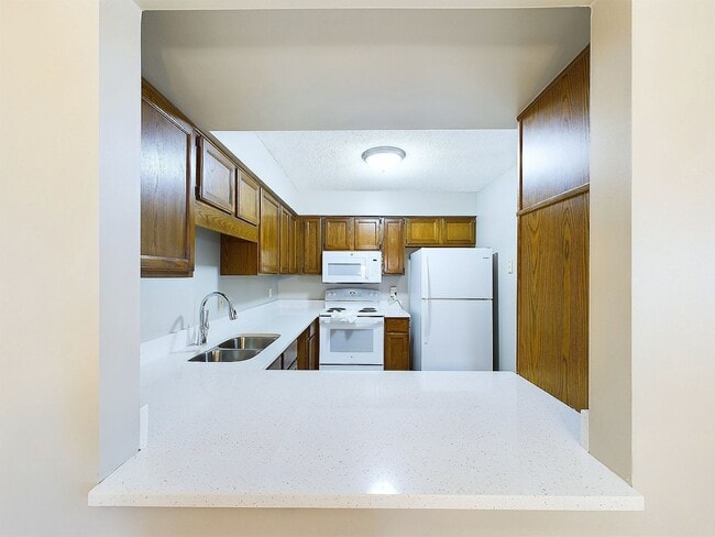 Building Photo - Maple Grove 3BR Townhome, Fully Remodeled