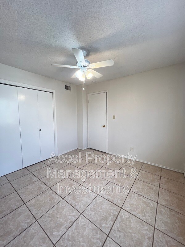 Building Photo - 2133 Kerria Ave