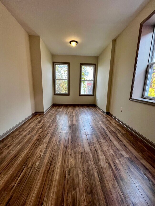 Building Photo - Spacious 4-Bedroom Townhome Near Temple! Available NOW!