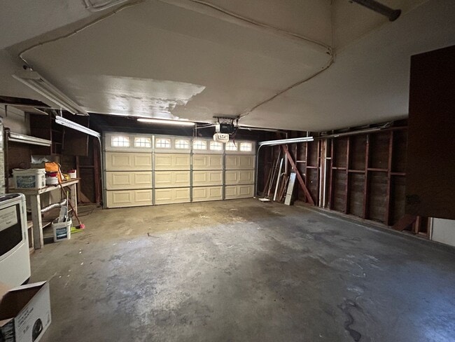 Building Photo - 5055 Pearblossom Dr
