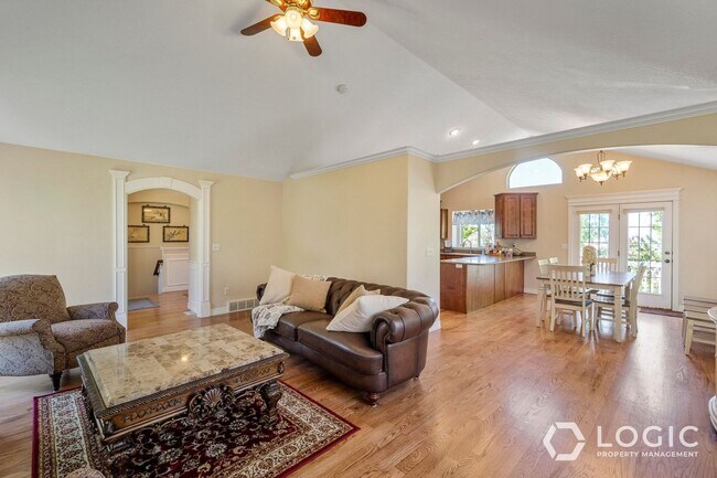 Building Photo - 9223 Silver Lake Dr