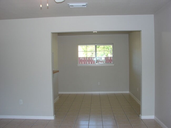 Building Photo - 815 Cravens St