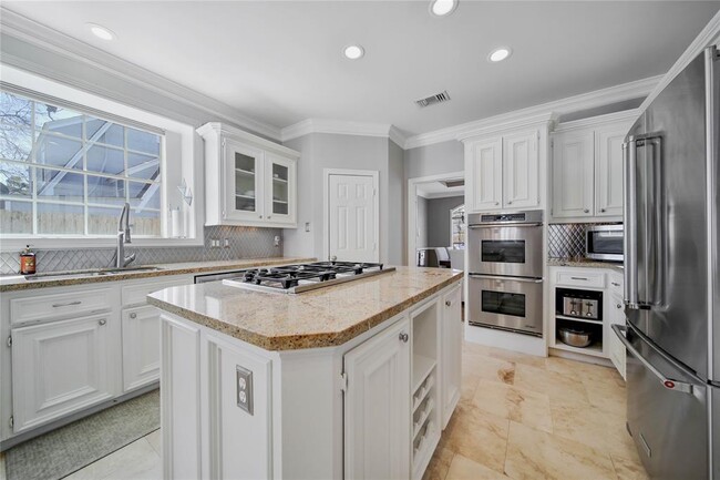 Building Photo - 850 W 43rd St