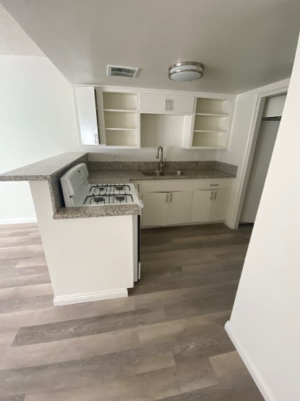 Building Photo - 820 S Walnut Ave