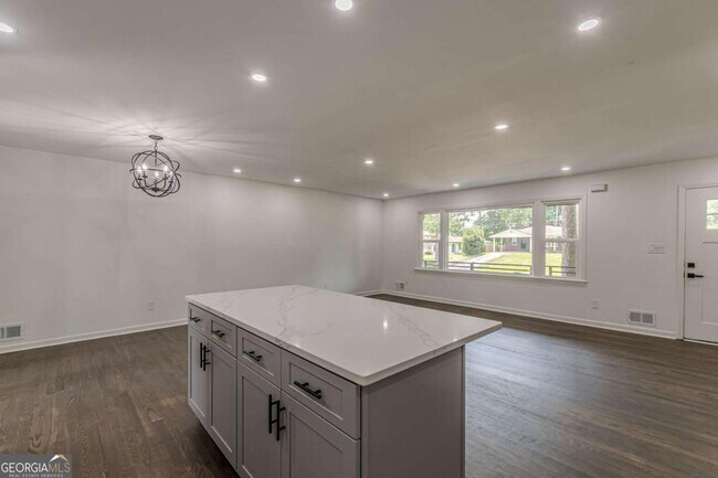 Building Photo - 2352 Glendale Dr