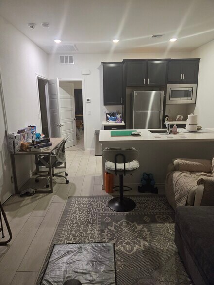In law apt w kitchenette and laundry w bathroom and bedroom - 3858 Palace Pier St