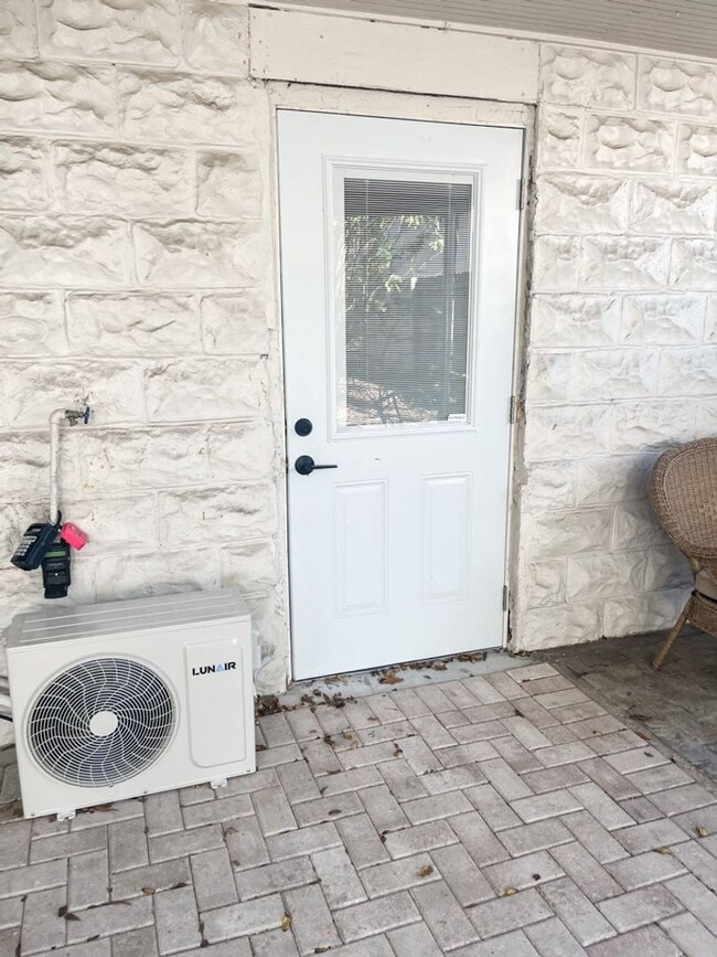 Building Photo - MOVE IN SPECIAL !! COZY 1/1  CONVENIENTLY LOCATED CLOSE TO DOWNTOWN ST. PETERSBURG